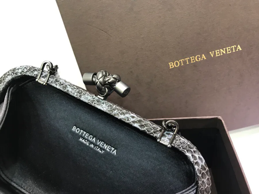 The latest and most popular Knot clutch from the 8651 counter is made of exquisite Japanese silk fabric with snakeskin piping. It looks elegant when worn cross-body or in the hand. It can also be carried by petite girls and can hold 2 iPhone X phones. Size: 20cm*12cm
